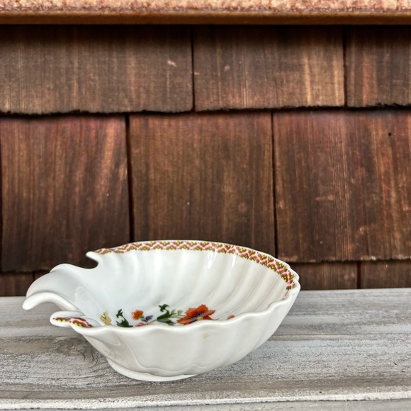 French shell dish with orange floral pattern. - Picture 2 of 7